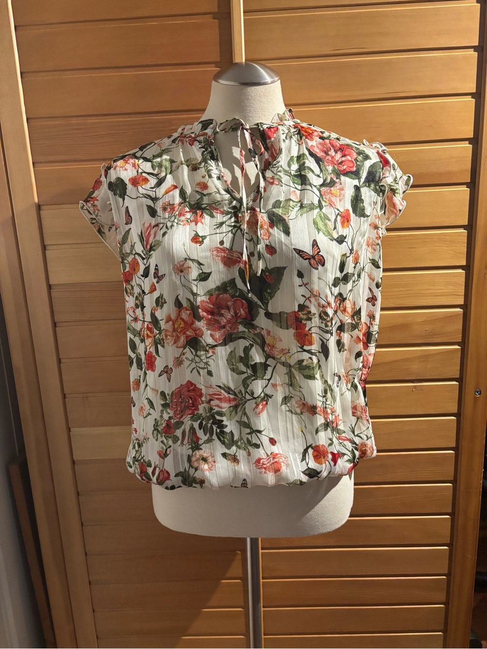 BNWT Floral Tie-Neck Cap Sleeve Blouse - White with Coral & Green